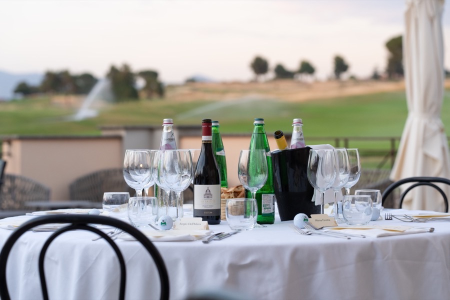 La cena con vista sul campo al tramonto